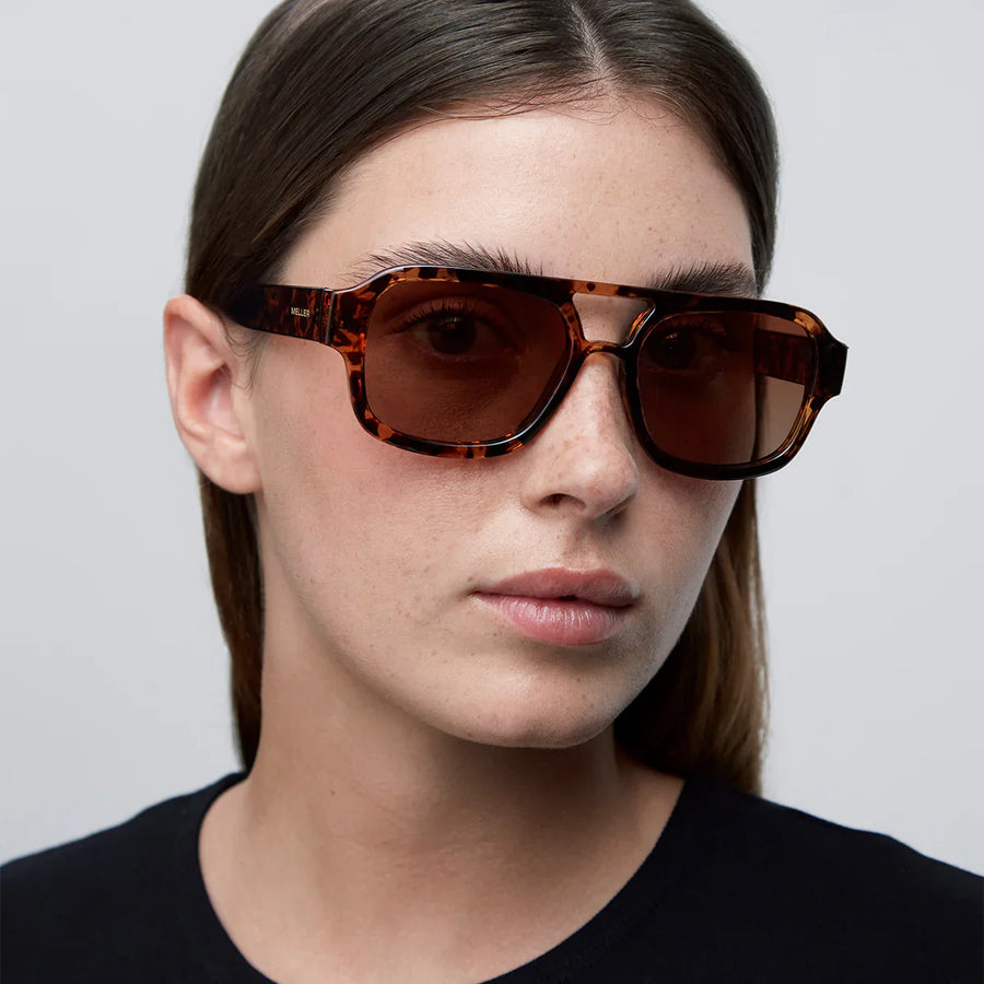 Persona usando lentes Meller de forma aviador