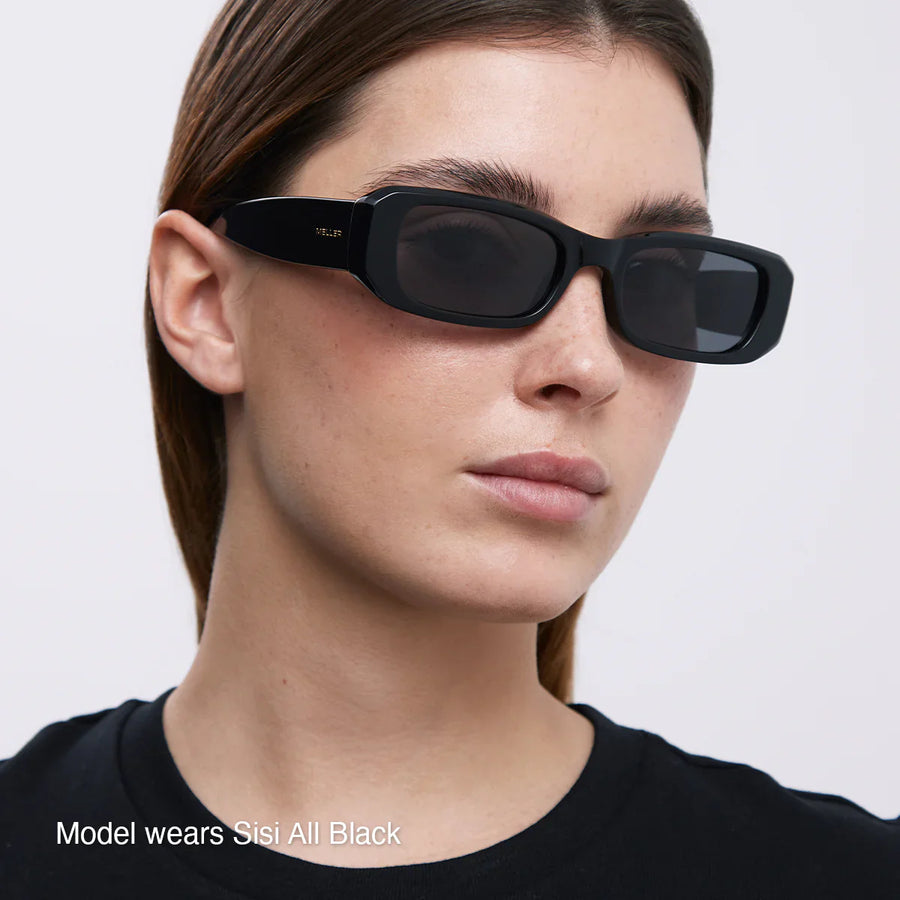 Persona usando lentes Meller Azzi All Black de forma rectangular