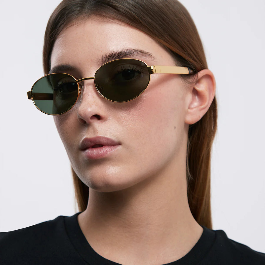Persona usando lentes Meller de forma ovalada